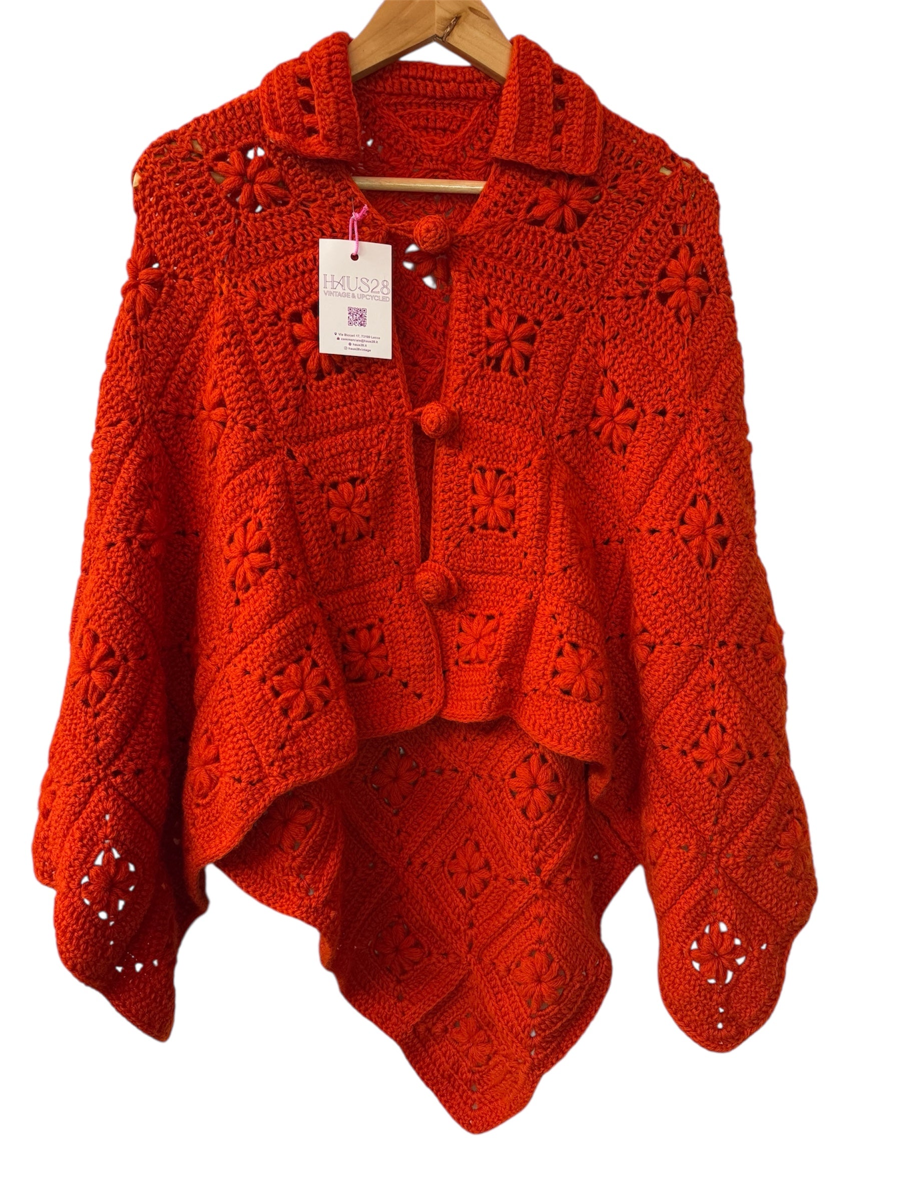 Poncho all'uncinetto fiorito