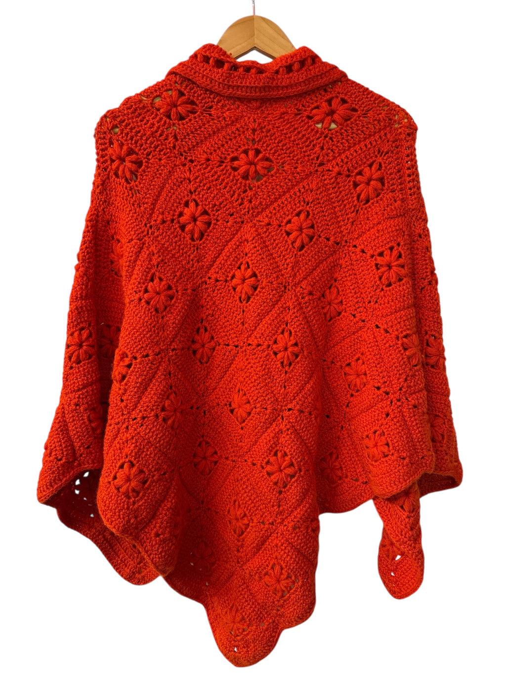 Poncho all'uncinetto fiorito